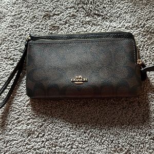 Coach wristlet. Like new. Has tags.